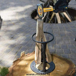 Een slag houtkloofmachinesplitter met stuk hout op boomstronk