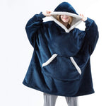 Persoon draagt een blauwe Sherpa Fleece XXL hoodie met witte rand.