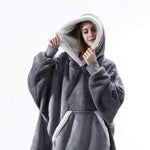 Persoon draagt een grijze Sherpa Fleece XXL hoodie met witte rand.