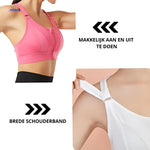 De SportBH is makkelijk aan en uit te doen met tbrede schouderband