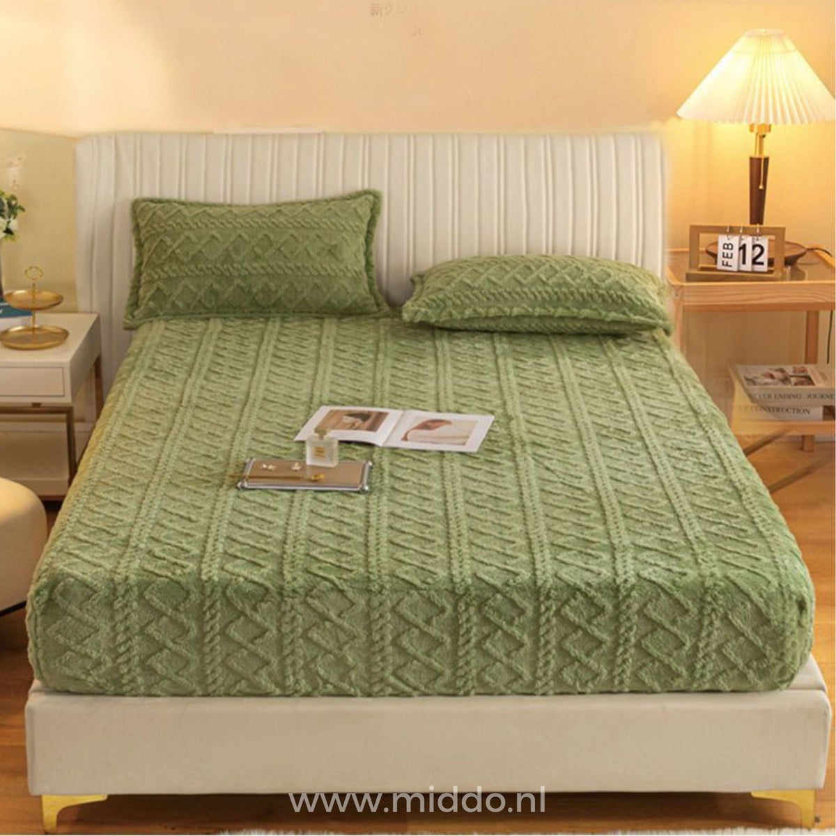 Drap-housse en polaire vert sauge à motif torsadé bien tendu sur un lit, avec deux taies assorties