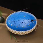 Handen bespelen een blauwe Harmonii KlankOase Steel Tongue Drum met mallets