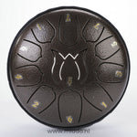 Bruine steel tongue drum met cijfers op een witte achtergrond