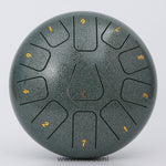 Groene steel tongue drum met cijfers op een witte achtergrond