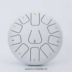Witte steel tongue drum met cijfers op een witte achtergrond