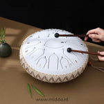 Handen bespelen een witte Harmonii KlankOase Steel Tongue Drum met mallets
