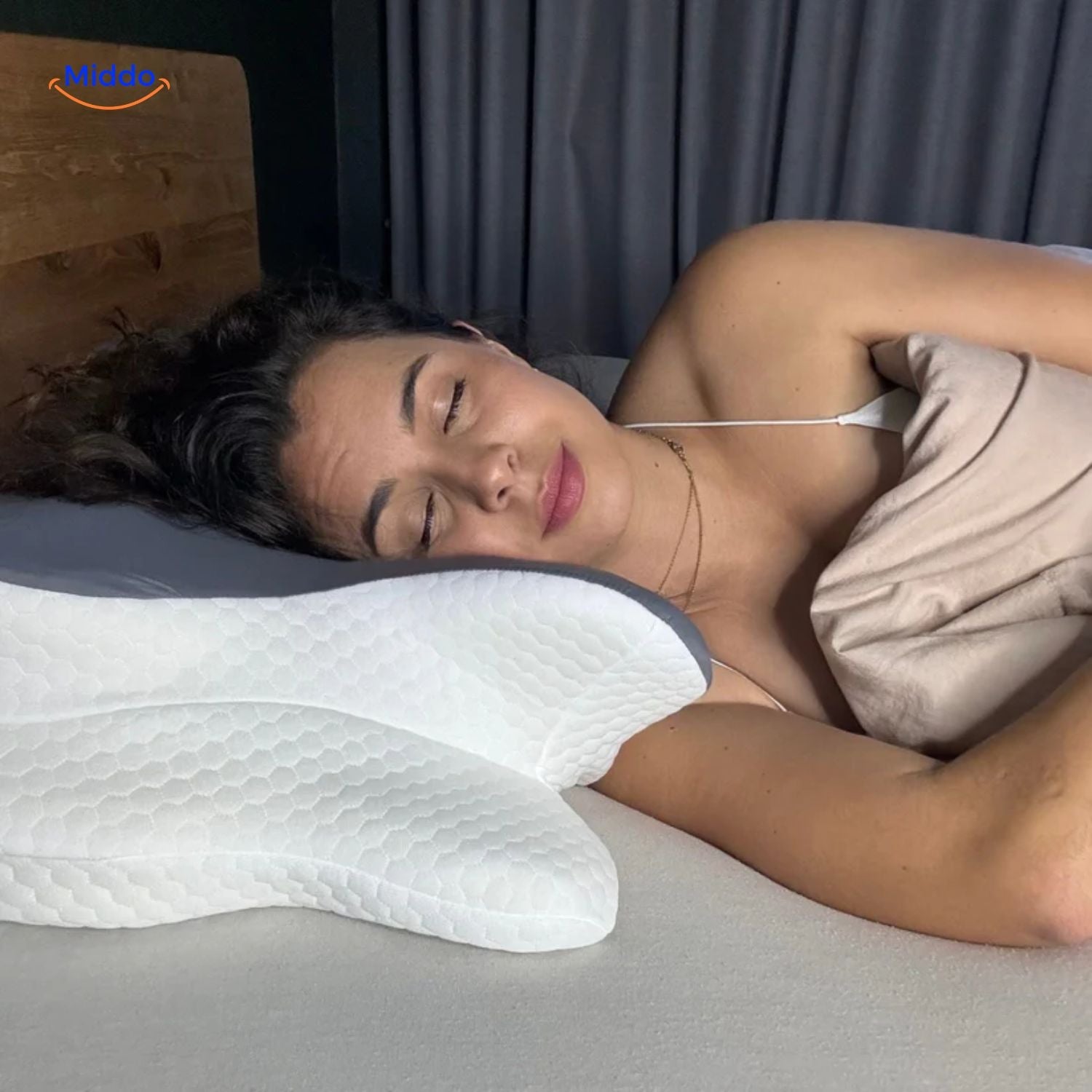 NeckRest Kussen vrouw met kussen voor buikliggen www.middo.nl