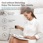 Vrouw leest boek met comfortabele draagbare nekventilator