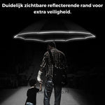 Man met kind onder een paraplu met reflecterende rand voor extra veiligheid