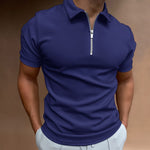 Man in donkerblauwe polo met ritssluiting en premium comfort