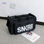 SNKRPro Tas zwart met grote witte tekst www.middo.nl