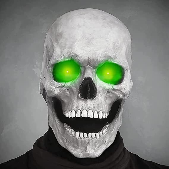 Witte schedelmasker met felgroene ogen en grijns