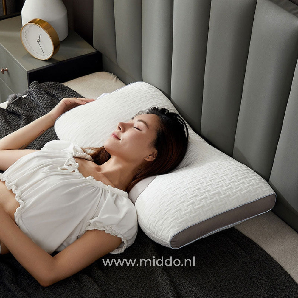Vrouw slaapt comfortabel op DreamGuard Pro neksteun hoofdkussen.