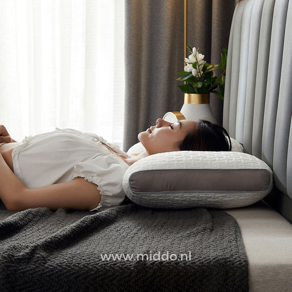 Zijaanzicht van vrouw liggend op DreamGuard Pro kussen.