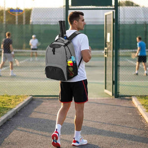 Sportivo sac à dos porté sur un court de tennis