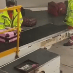 VacuPro Pack bagageverwerking op luchthaven duurzame reisrugzak middo.nl
