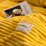 Geel fleece dekbedovertrek met LOVEHOME label en kopje.