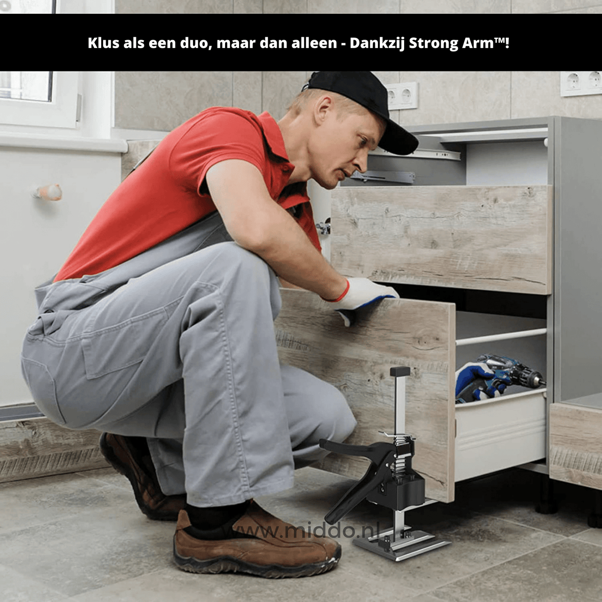homme utilisant l'aide au levage pour monter une armoire seul, sans risque de blessure