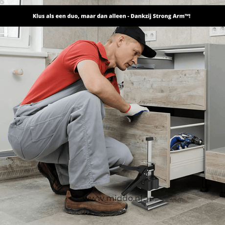 homme utilisant l'aide au levage pour monter une armoire seul, sans risque de blessure