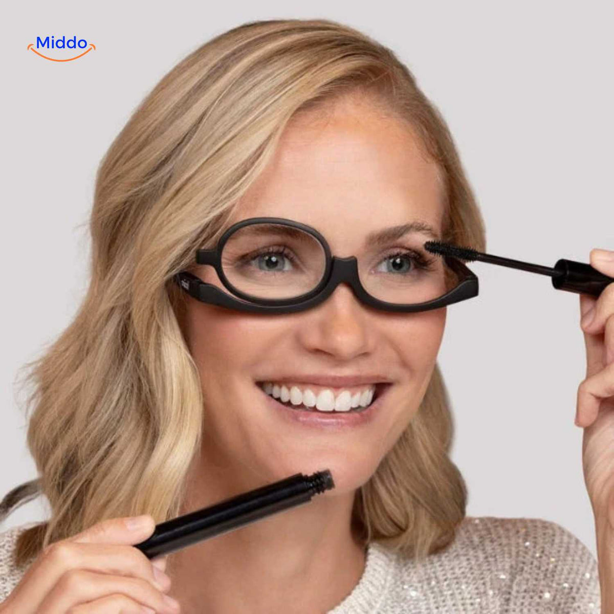 lunettes maquillage grossissantes utilisées pour appliquer du mascara grâce à la lentille pivotante unique
