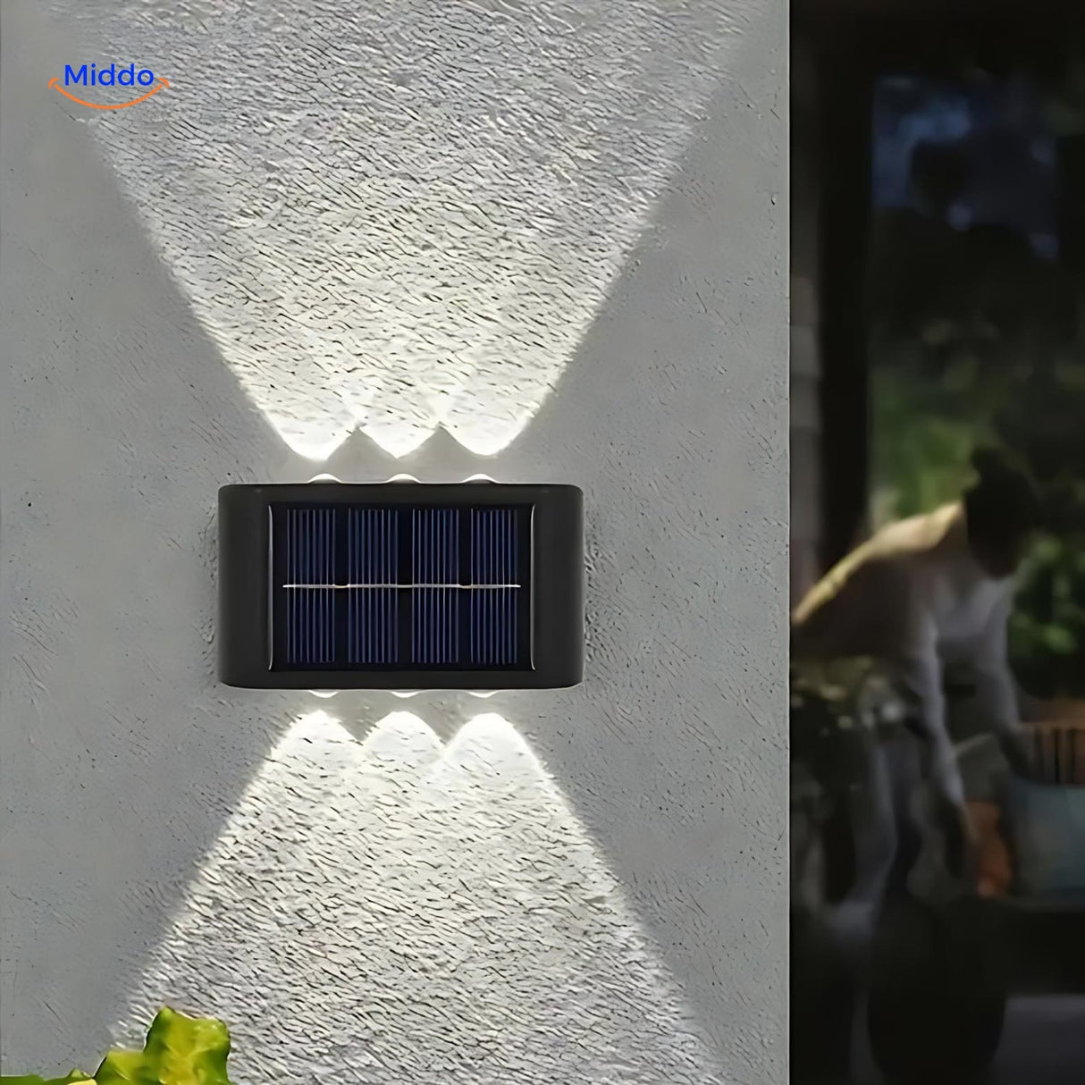 lampe solaire double tête installée sur mur extérieur pour éclairer jardin, allée ou terrasse