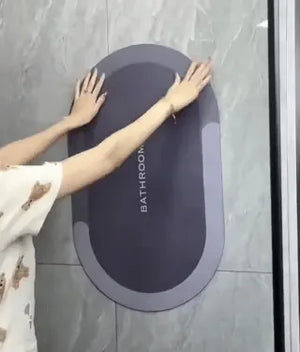 tapis de bain enroulé pour démontrer son séchage rapide et sa compacité