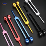 collection complète de diapasons de guérison présentés en assortiment coloré