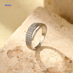 bague argentée avec pierres posée sur fond marbre, présentation soignée