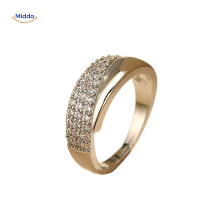 bague classique réglable avec pierres strass sur fond blanc, vue dégagée