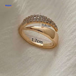 bague dorée avec strass et indication des dimensions posée sur tissu