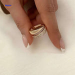 bague femme brillante avec strass vue de face sur la main, finition élégante