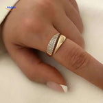 bague ouverte réglable avec strass en gros plan sur le doigt, détail des pierres