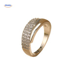 bague classique avec pierres strass sur fond neutre, vue d'ensemble du bijou