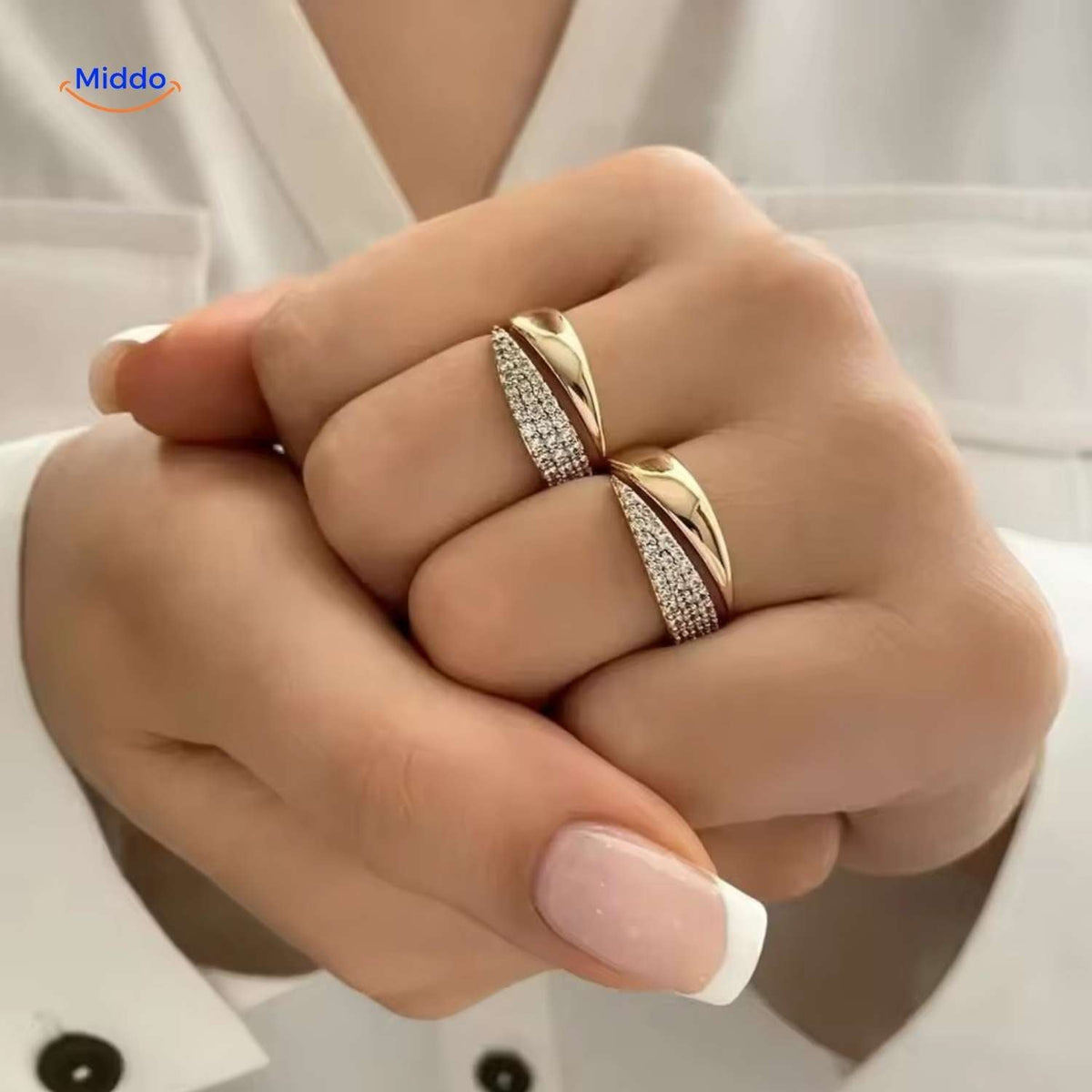 bague réglable double anneau avec strass portée sur la main, vue en situation