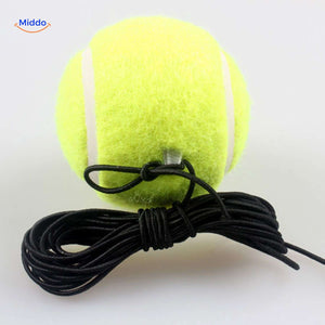 balle de tennis reliée par corde élastique au trainer pour un retour automatique après chaque frappe