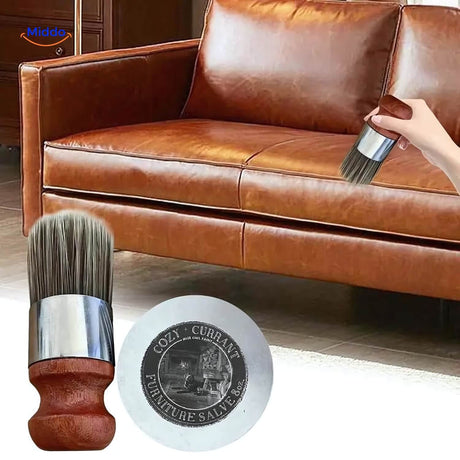 application du baume cuir sur un canapé de salon pour le nettoyer et le faire briller