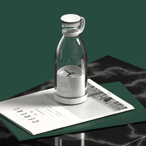 blender sans fil pour smoothies posé sur un bureau avec des livres en arrière-plan