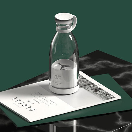 blender sans fil pour smoothies posé sur un bureau avec des livres en arrière-plan