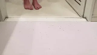 tapis de bain changeant de couleur avec effet sang halloween, blanc quand sec et sanglant quand mouille