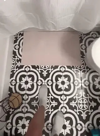 tapis de bain halloween avant apres : blanc et innocent sec, puis rouge sang au contact de l'eau