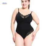 body sculptant noir avec détails en dentelle et ligne élancée, alliant style et galbe