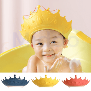 enfant souriant dans le bain avec un bonnet de douche couronne jaune protégeant les yeux
