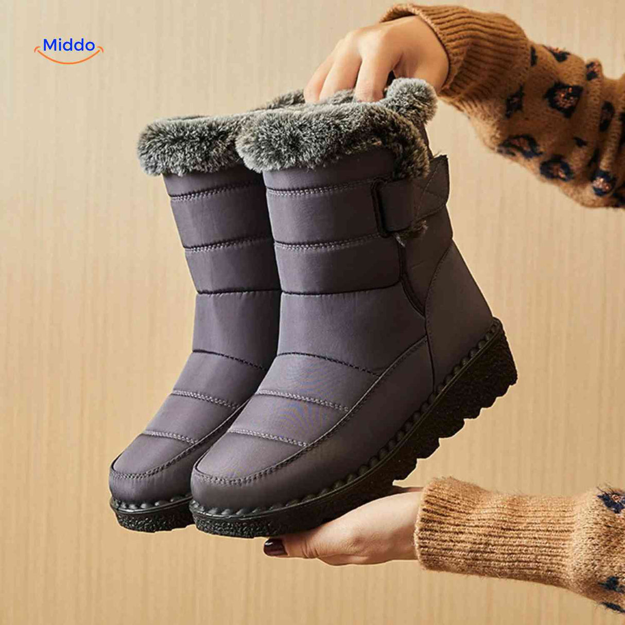 bottes d'hiver grises avec doublure en fourrure, confortables pour les journées froides