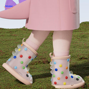 enfant en imperméable rose avec bottes de pluie requin 3d à pois colorés