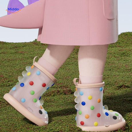 enfant en imperméable rose avec bottes de pluie requin 3d à pois colorés