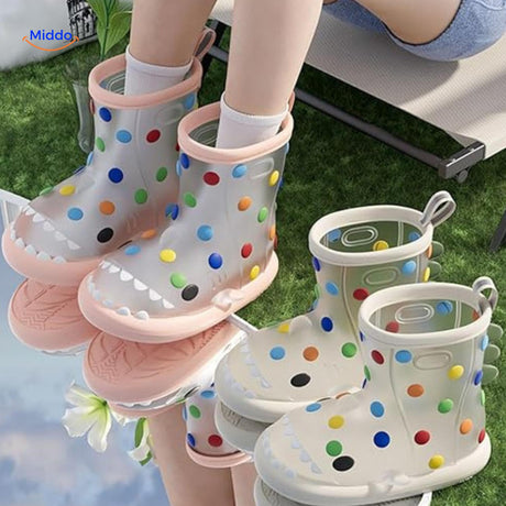 bottes de pluie requin imperméables portées sur terrain extérieur humide avec pois