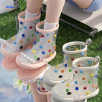 bottes de pluie requin imperméables portées sur terrain extérieur humide avec pois