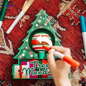 décoration de boule de noël avec un stylo peinture électrique, gros plan sur le détail