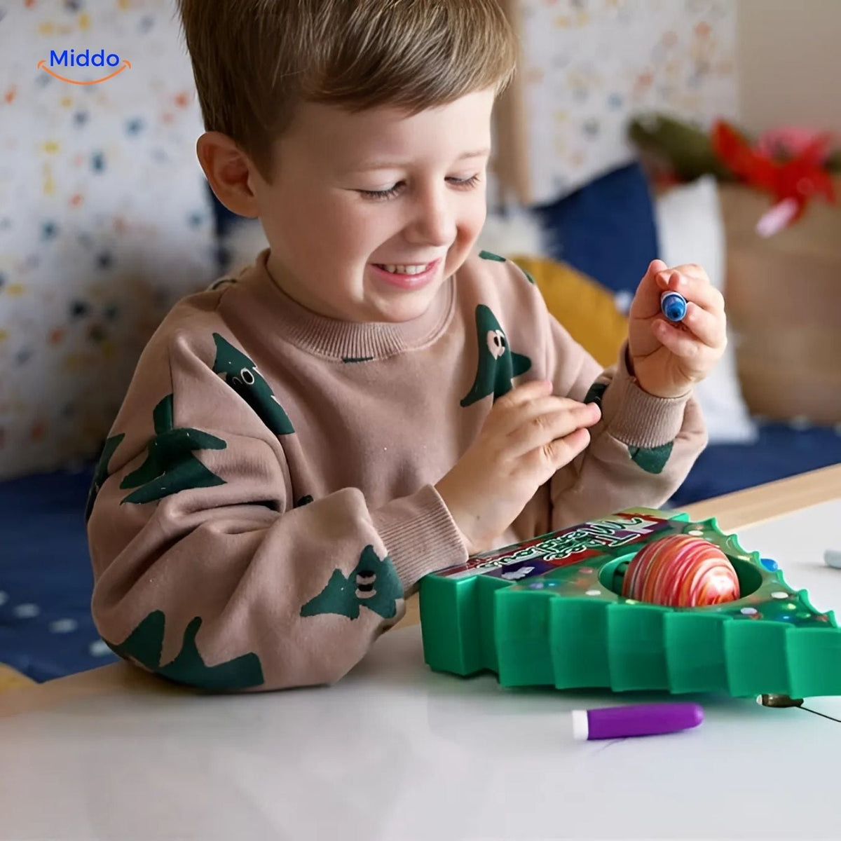 kit diy boules de noël : enfant souriant peint ses décorations artisanales