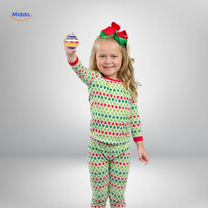 enfant qui tient fièrement une boule de noël diy décorée à la peinture électrique